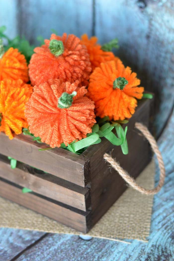 24. Easy Yarn Pumpkin Garland #dollarstore #falldecor #diy #decorhomeideas