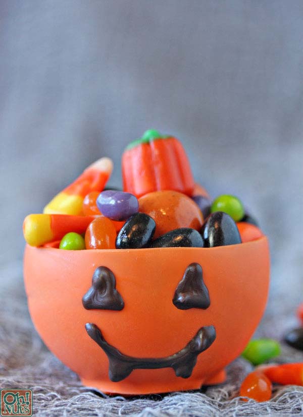 6. Edible Pumpkin Candy Chocolate Cups #halloween #crafts #kids #decorhomeideas