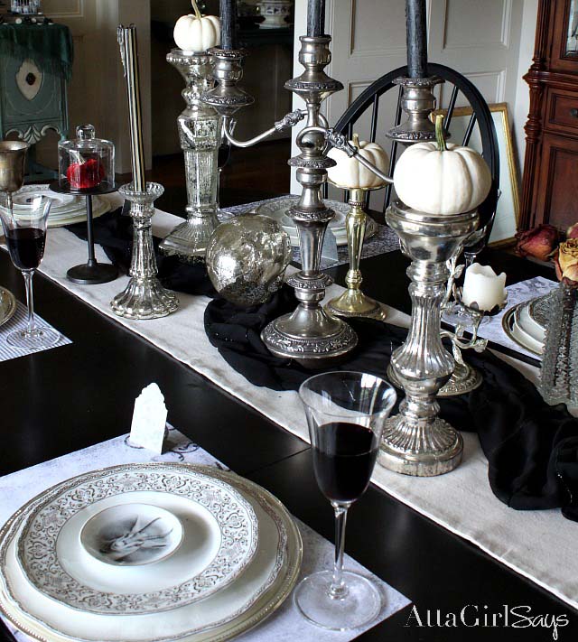 15. Elegance Fit for A Queen #halloween #party #decor #decorhomeideas