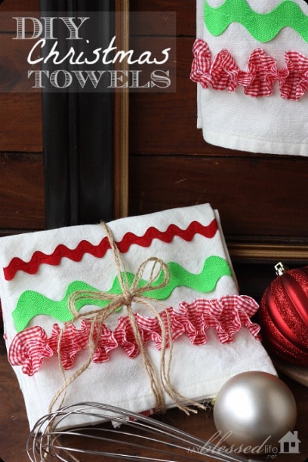 9. Embellished Kitchen Towels #Christmas #gifts #decorhomeideas