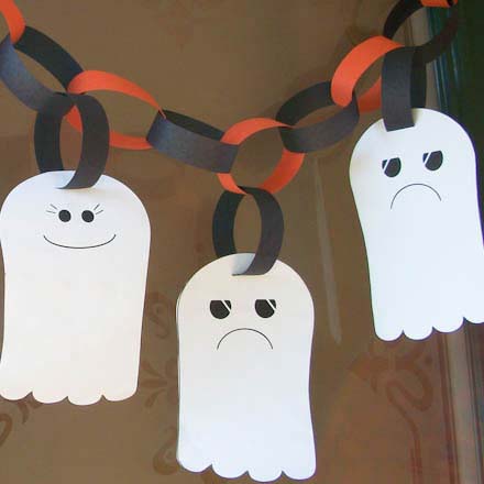 12. Ghost Garland #halloween #crafts #kids #decorhomeideas
