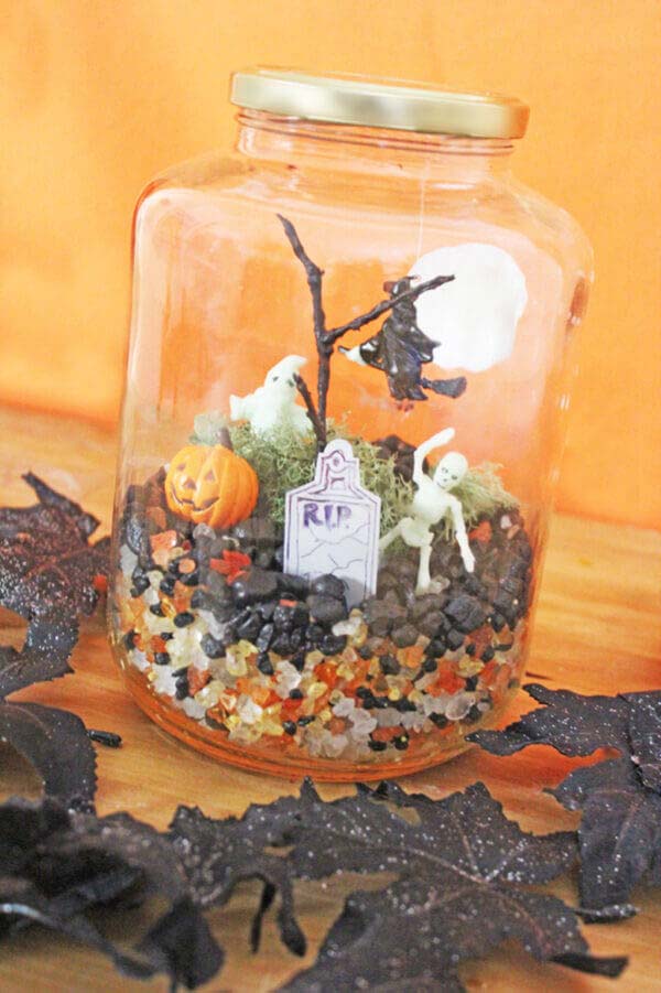 21. Halloween Horror Glow-in-the-Dark Jar #halloween #masonjar #crafts #decorhomeideas