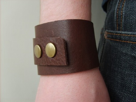 21. Leather Cuff #Christmas #gifts #decorhomeideas