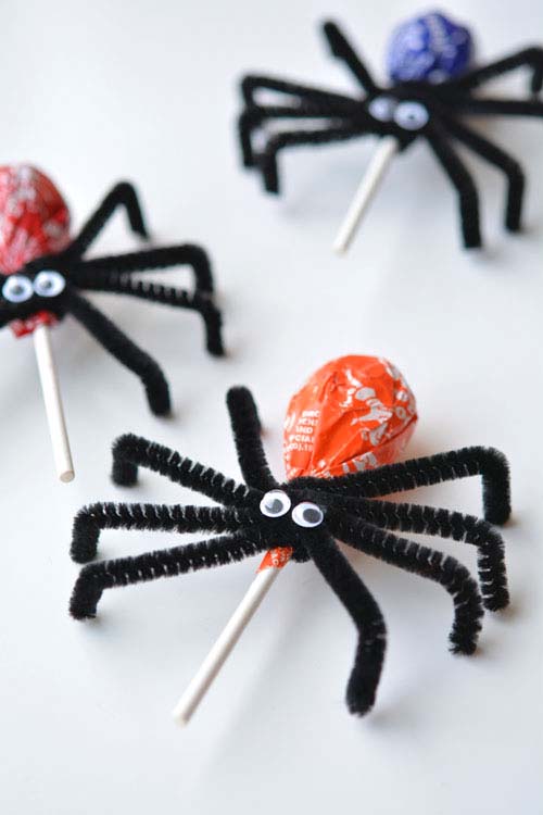 23. Lollipop Spiders #halloween #crafts #kids #decorhomeideas