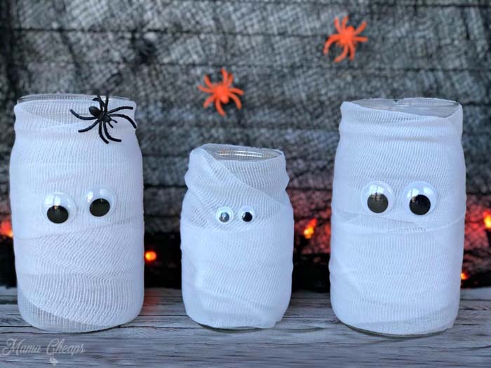 28. Mason Jar Mummies with Googly Eyes #halloween #masonjar #crafts #decorhomeideas