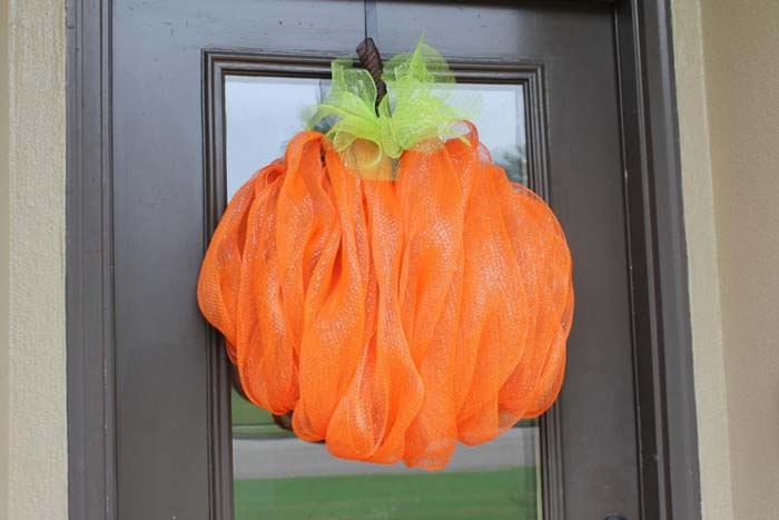 42. Mesh Pumpkin Wreath #dollarstore #falldecor #diy #decorhomeideas