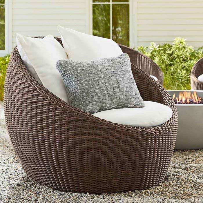 20. Plush Wicker Chair and Luxurious Fire Pit #firepit #seating #decorhomeideas