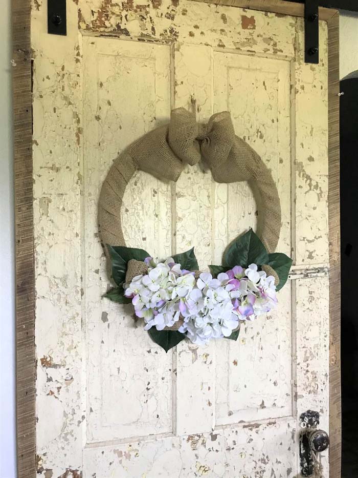 26. Rustic Hydrangea and Burlap Wreath #fallflowers #arrangements #decorhomeideas