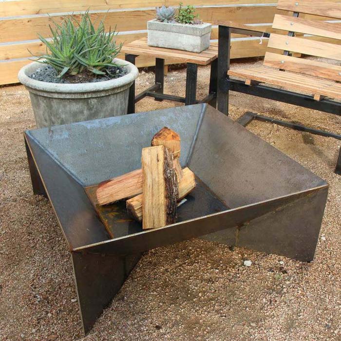 20. Rustic Steel Fin Fire Pit #metalfirepit #decorhomeideas