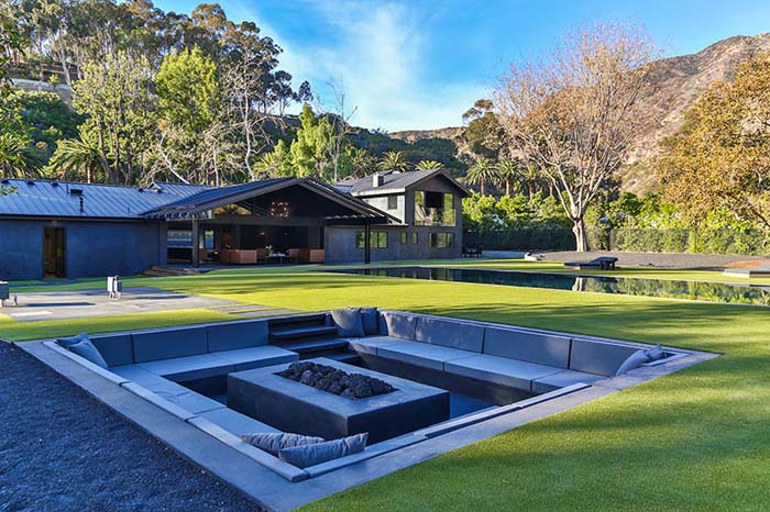 21. Separate Backyard Fire Pit with Sunken Seating #sunken #firepit #decorhomeideas