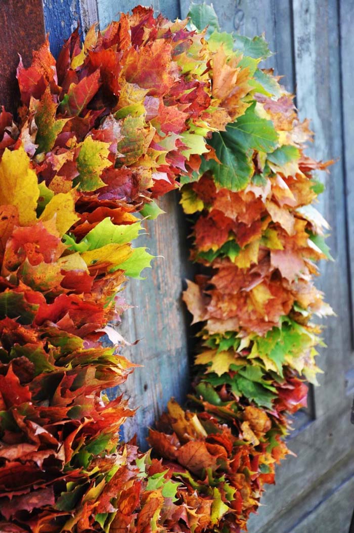 24. Showy Fall Leaves Front Door Wreath #fall #leaf #crafts #decorhomeideas