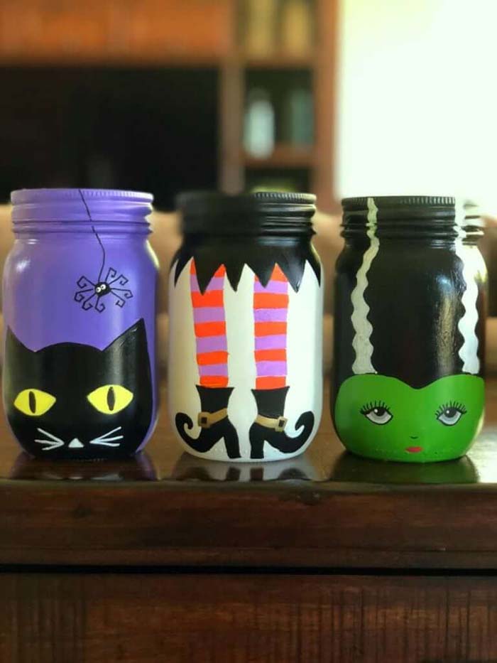 43. Spunky Halloween Mason Jar Desk Utensil Holder #halloween #masonjar #crafts #decorhomeideas