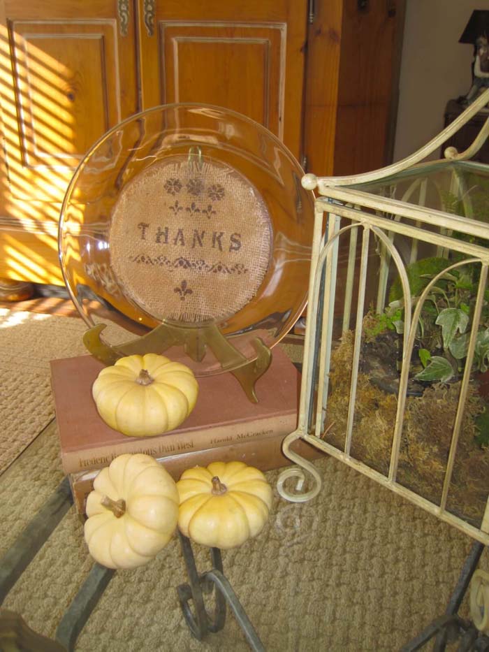 31. Stenciled Burlap Clear Plate of Thanks #thanksgiving #decor #decorhomeideas