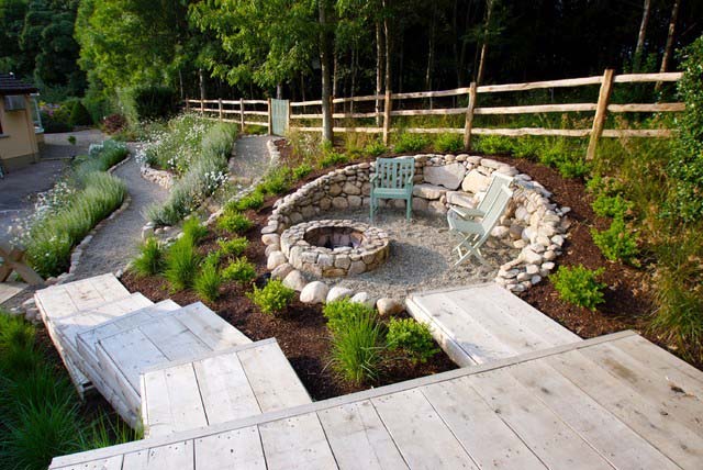 27. Stone Fire Pit with Natural Landscaping #sunken #firepit #decorhomeideas