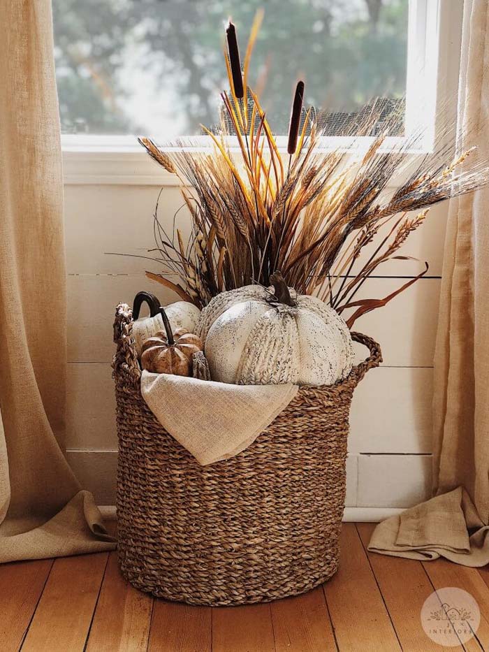 28. Stylish Fall Woven Basket Decor #fallflowers #arrangements #decorhomeideas