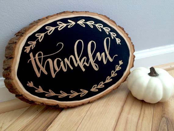 23. Tree Slice Plaque with Gold Hand-lettering #thanksgiving #sign #decorhomeideas