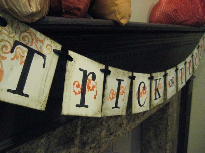 23. Trick-or-Treat Garland Sign #halloween #decor #decorhomeideas