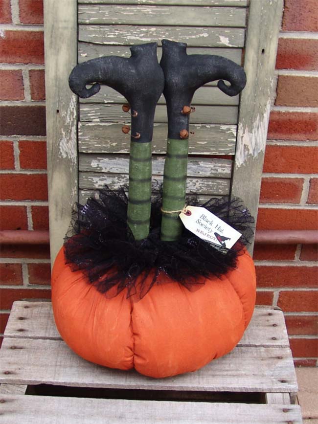 24. Witch and Pumpkin Halloween Decor #halloween #decor #decorhomeideas