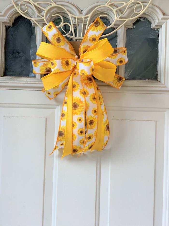 Adorable Yellow Sunflower Door Bow #sunflower #decor #decorhomeideas