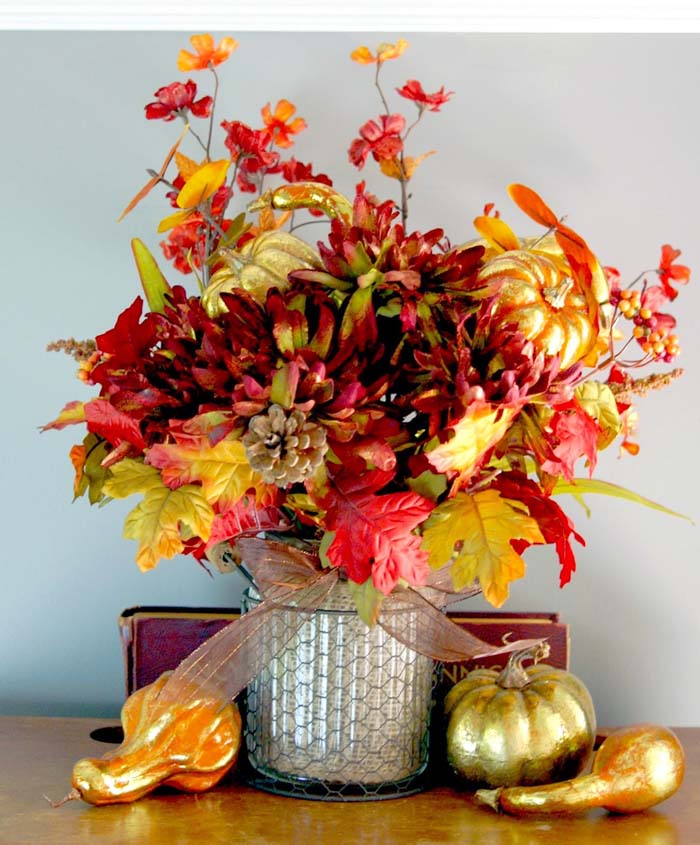Autumn Hued Floral Arrangement with Metallic Accents #thanksgiving #centerpieces #decorhomeideas