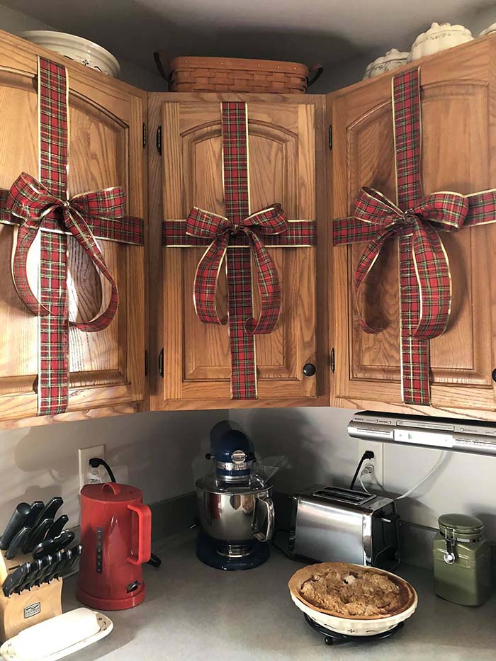 Cupboard Decorations With Ribbons