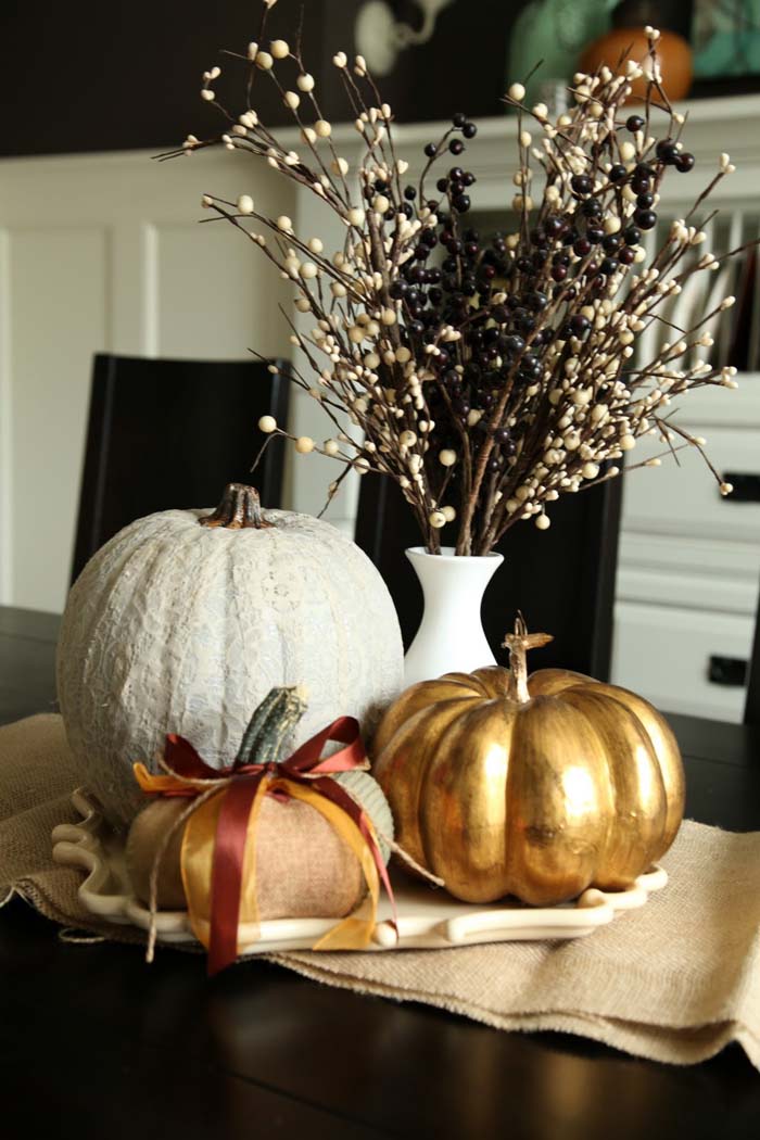 Elegant Gourd and Willow Bough Centerpiece with Burlap Runner #thanksgiving #centerpieces #decorhomeideas