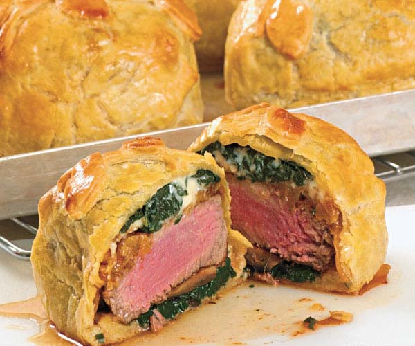 Individual Beef Wellingtons with Mushroom, Spinach and Blue Cheese Filling #christmas #dinner #decorhomeideas
