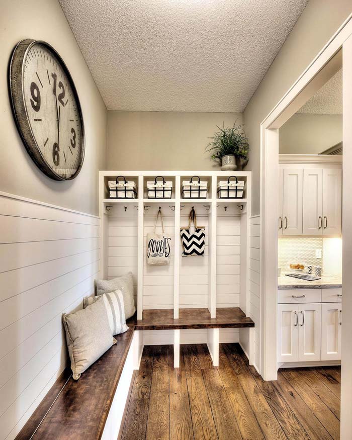 Modern Country Style Mud Room #rusticdecor #shiplap #decorhomeideas