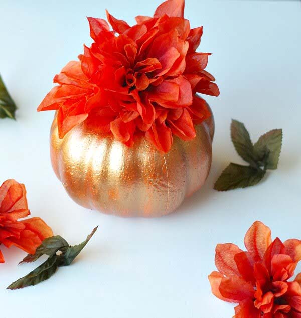 Small Golden Pumpkin and Flower Design #thanksgiving #centerpieces #decorhomeideas