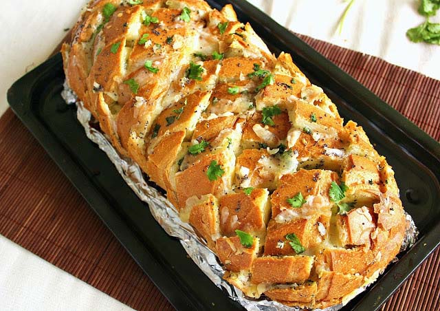 Stuffed Cheesy Bread on Crack #christmas #dinner #decorhomeideas