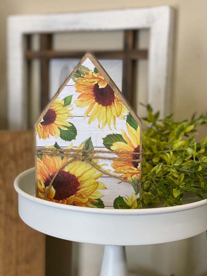 Stylish Mini Wooden Sunflower Farmhouse #sunflower #decor #decorhomeideas