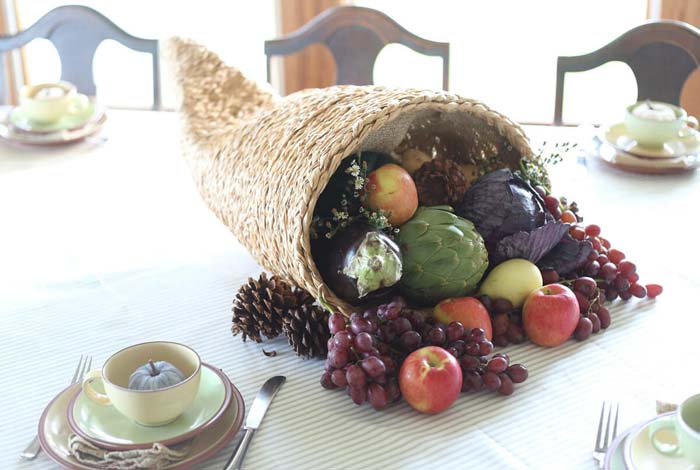 Traditional Cornucopia Thanksgiving Centerpiece Design #thanksgiving #centerpieces #decorhomeideas