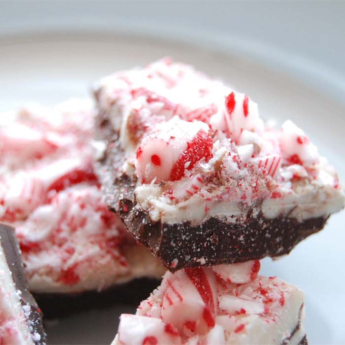 5-Ingredient Peppermint Bark #christmas #treat #decorhomeideas