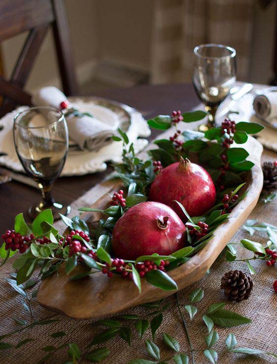 Berries And Pinecones #Christmas #rustic #tablesetting #decorhomeideas