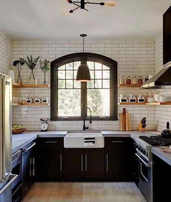 Black Farmhouse U-shaped Ktichen With White Stone Countertops #ushaped #kitchen #decorhomeideas