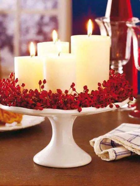 Candles on a Cake Stand #Christmas #candle #decoration #decorhomeideas