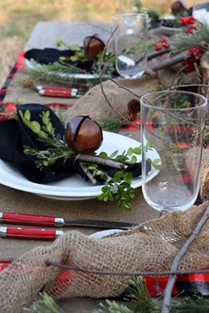 Christmas Table Setting With A Burlap Tablecloth #Christmas #rustic #tablesetting #decorhomeideas