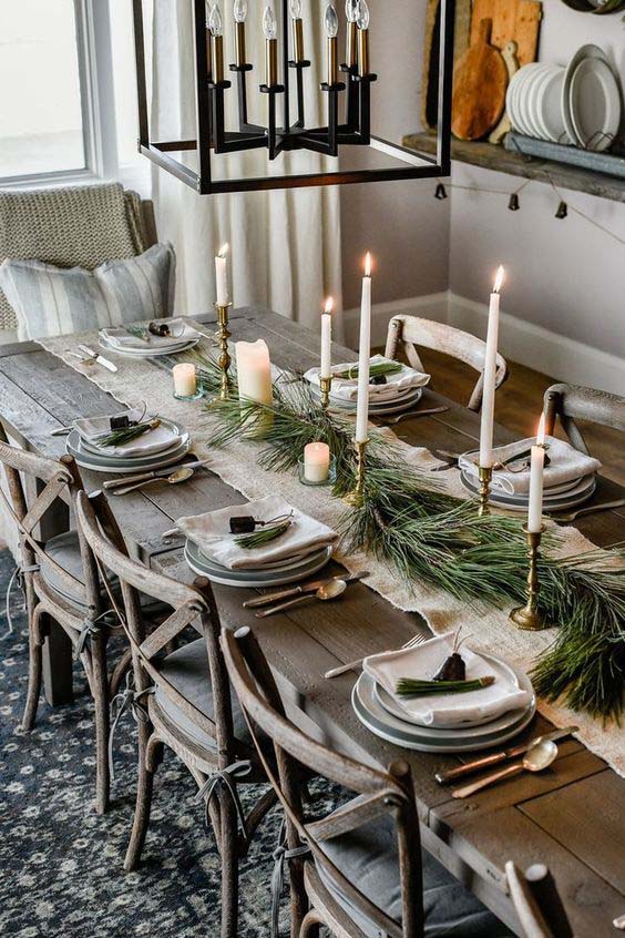 Christmas Table With A Burlap Runner #Christmas #rustic #tablesetting #decorhomeideas