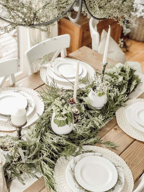 Christmas Table With White Woven Placemats #Christmas #rustic #tablesetting #decorhomeideas