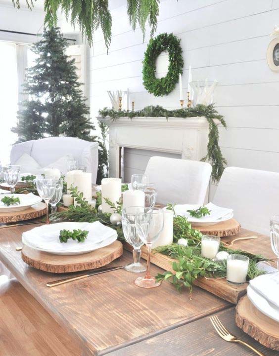 Christmas Tablescape With An Uncovered Table #Christmas #rustic #tablesetting #decorhomeideas
