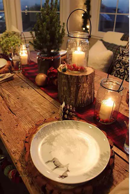 Cozy Rustic Table Setting With An Uncovered Table #Christmas #rustic #tablesetting #decorhomeideas