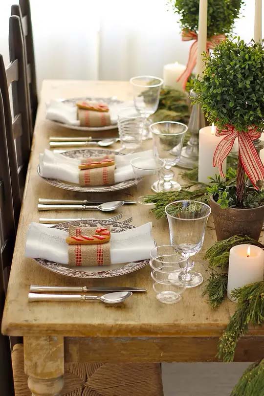Evergreens In Pots #Christmas #rustic #tablesetting #decorhomeideas