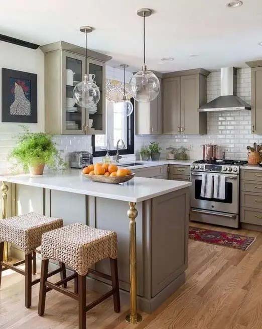 Farmhouse U-shaped Kitchen With Subway Tile Backsplash #ushaped #kitchen #decorhomeideas