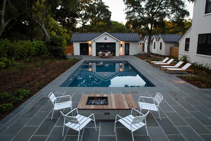 Fire Pit Extends Patio #firepit #poolside #decorhomeideas