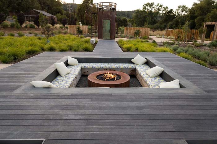 Fire Pit with Deck Surround #decking #firepit #decorhomeideas