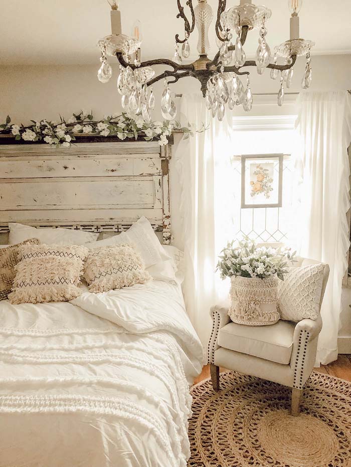 Flowers, Textures, and Sparkle Equal Gorgeous Bedroom #farmhousebedroom #decorhomeideas
