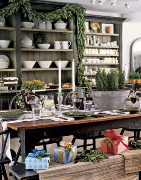 Green Plates And A Bathtub With Mini Christmas Trees #Christmas #rustic #tablesetting #decorhomeideas