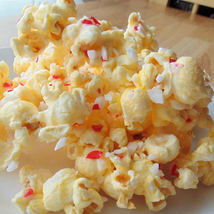 Holiday White Chocolate Popcorn #christmas #treat #decorhomeideas