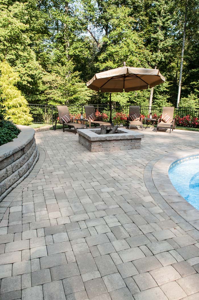 Laid Back Lounge #firepit #poolside #decorhomeideas