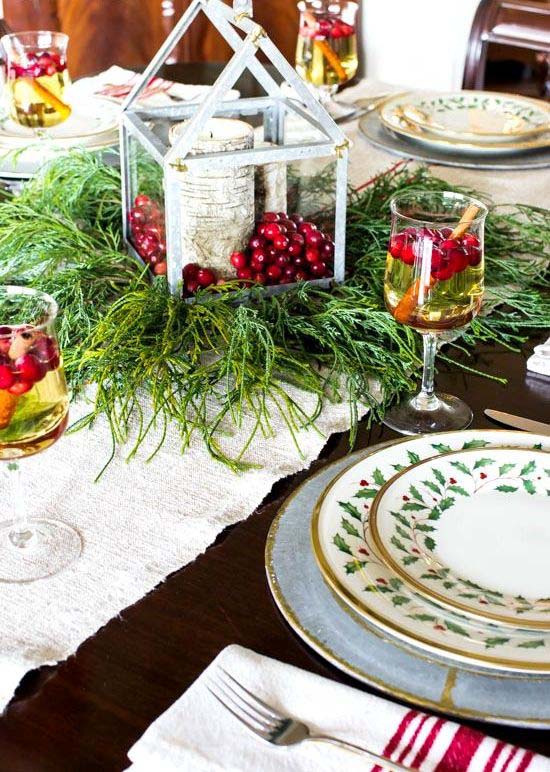 Lantern With Berries And A Stump Candleholder #Christmas #rustic #tablesetting #decorhomeideas